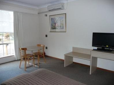 Hamiltons Townhouse Motel - Accommodation VIC 3