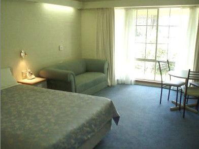 Hamiltons Townhouse Motel - Accommodation VIC 4