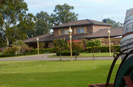 Carriage House Motor Inn - Accommodation VIC 0