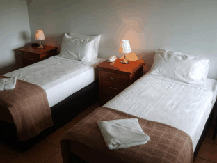 Cairns Reef Apartments And Motel - Accommodation VIC 3