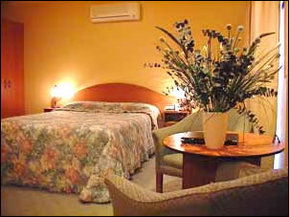 Hopkins House Motel & Apartments - Accommodation VIC 4