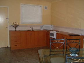 Hopkins House Motel & Apartments - Accommodation VIC 5