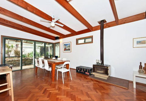 Sea Sand And Scrub Holiday House - Accommodation VIC 5