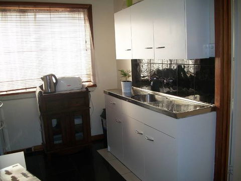 Beachside Apartment - Hove - Accommodation VIC 1