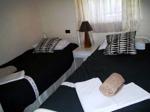 Beachside Apartment - Hove - Accommodation VIC 3