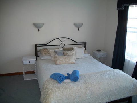 Beachside Apartment - Hove - Accommodation VIC 4