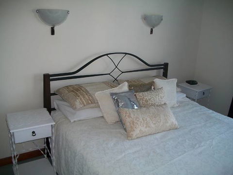 Beachside Apartment - Hove - Accommodation VIC 5
