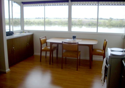Riverfront Holiday House - Accommodation VIC 2