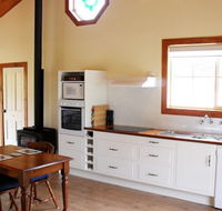 The Old Oak Bed and Breakfast - The Shearing Quarters - Accommodation VIC