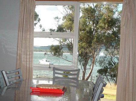 White Beach By The Water Holiday Accommodation - Accommodation VIC 3