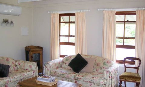 Hillcrest Cottage - Accommodation VIC 2