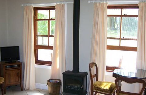 Hillcrest Cottage - Accommodation VIC 3