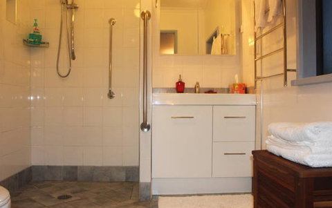 Clyde Cottage - Accommodation VIC 3