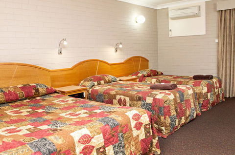 Hilltops Retreat Motor Inn - Accommodation VIC 2
