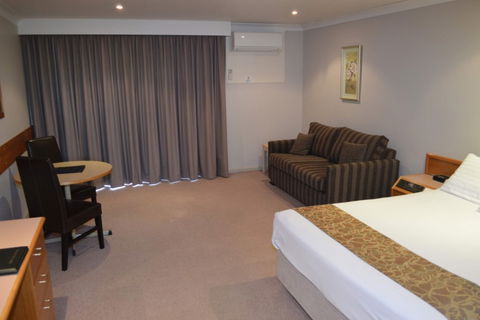 Hilltops Retreat Motor Inn - Accommodation VIC 3