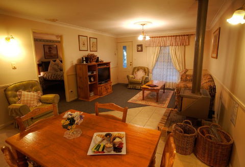 Honeysuckle Cottages And The Rocks Restaurant - Accommodation VIC 2