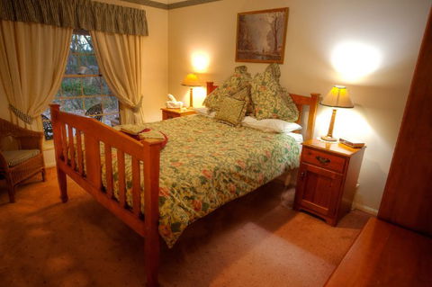 Honeysuckle Cottages And The Rocks Restaurant - Accommodation VIC 5