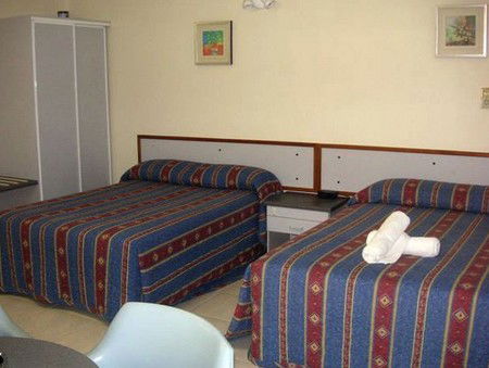Cairns Holiday Lodge - Accommodation VIC 1