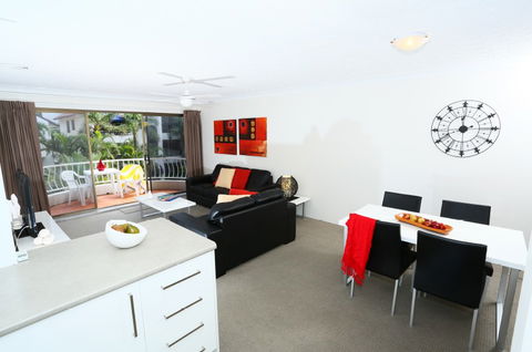 St Tropez Holiday Apartments - Accommodation VIC 6