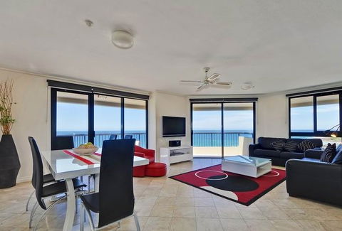 Clubb Coolum Beach - Accommodation VIC 2