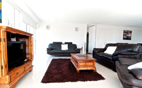 SURFERS CHALET HOLIDAY APARTMENTS - Accommodation VIC 1