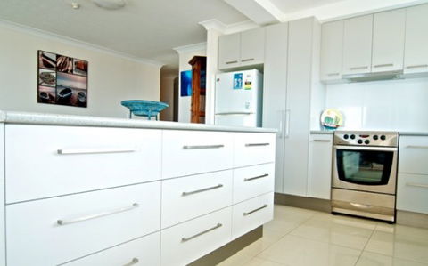 SURFERS CHALET HOLIDAY APARTMENTS - Accommodation VIC 3