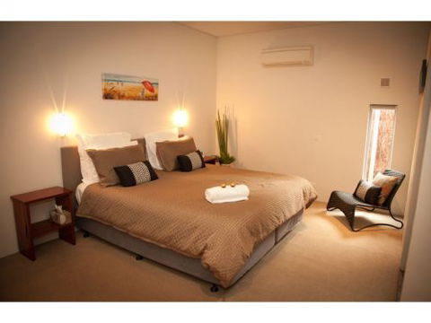 Hanover Bay Studio Apartments - Accommodation VIC 0