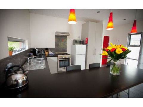 Hanover Bay Studio Apartments - Accommodation VIC 1