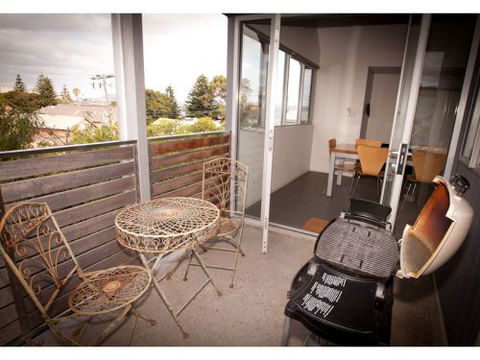 Hanover Bay Studio Apartments - Accommodation VIC 2
