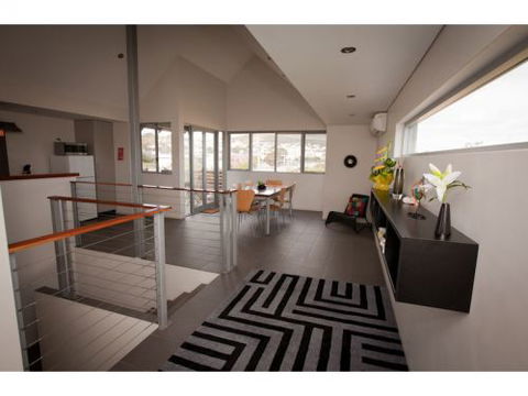 Hanover Bay Studio Apartments - Accommodation VIC 3