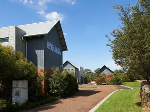 Hanover Bay Studio Apartments - Accommodation VIC 4