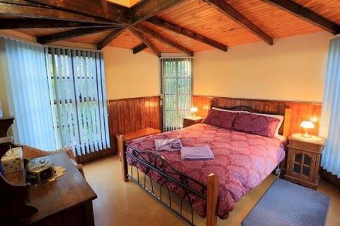 Stanley Lakeside Spa Cabins - Accommodation VIC 2