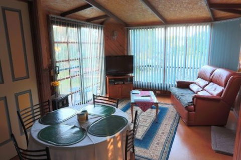 Stanley Lakeside Spa Cabins - Accommodation VIC 4
