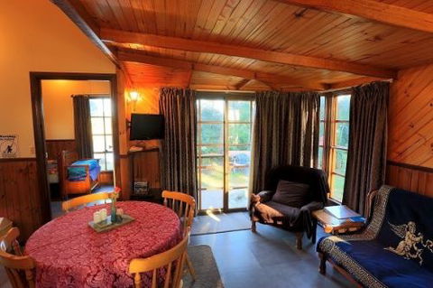 Stanley Lakeside Spa Cabins - Accommodation VIC 6