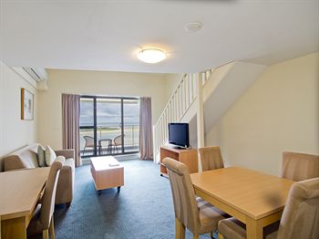 Oaks Waterfront Resort - The Entrance - Accommodation VIC 7