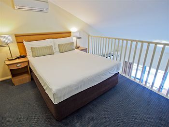 Oaks Waterfront Resort - The Entrance - Accommodation VIC 8