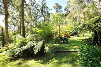Holly Lodge - Accommodation VIC 3