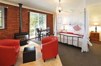 Holly Lodge - Accommodation VIC 7