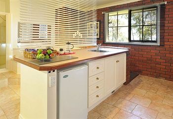 Holly Lodge - Accommodation VIC 9