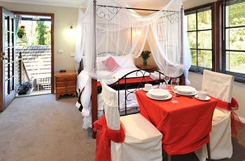 Holly Lodge - Accommodation VIC 11