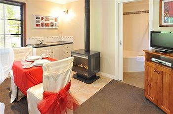 Holly Lodge - Accommodation VIC 12