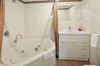 Holly Lodge - Accommodation VIC 13