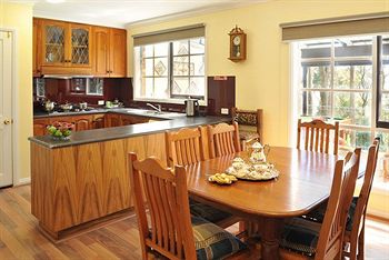 Holly Lodge - Accommodation VIC 20