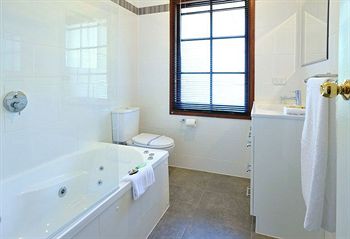Holly Lodge - Accommodation VIC 24