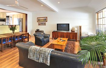 Holly Lodge - Accommodation VIC 28