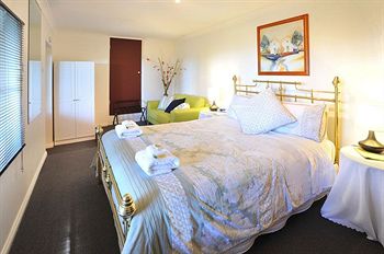 Holly Lodge - Accommodation VIC 32