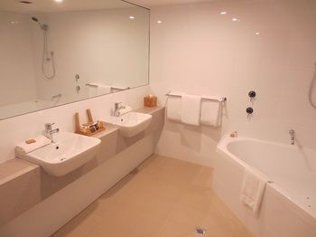 Dingley International Hotel - Accommodation VIC 8