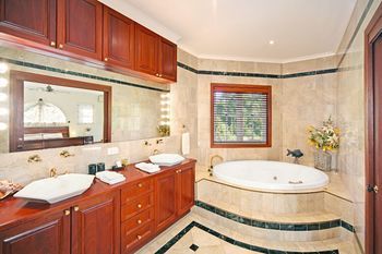 Kingfishers Manor @ Noosa - Accommodation VIC 10