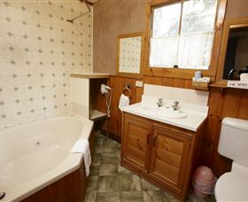 Crayfish Creek Van And Cabin Park And Spa Treehouse - Accommodation VIC 1