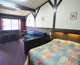 Olde Tudor Hotel - Accommodation VIC 2
